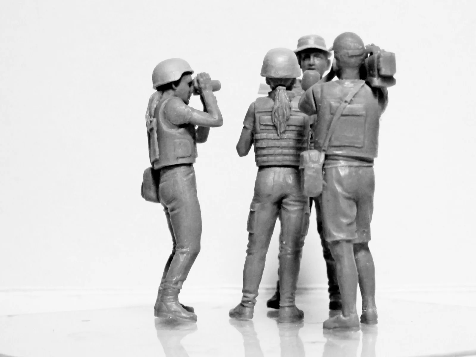 ICM 1/35 Journalists In War (4 Figures) (100% New Molds) BRAVE UKRAINE # 35751 7 ICM 1/35 Journalists In War (4 Figures) (100% New Molds) BRAVE UKRAINE # 35751 - Image 5