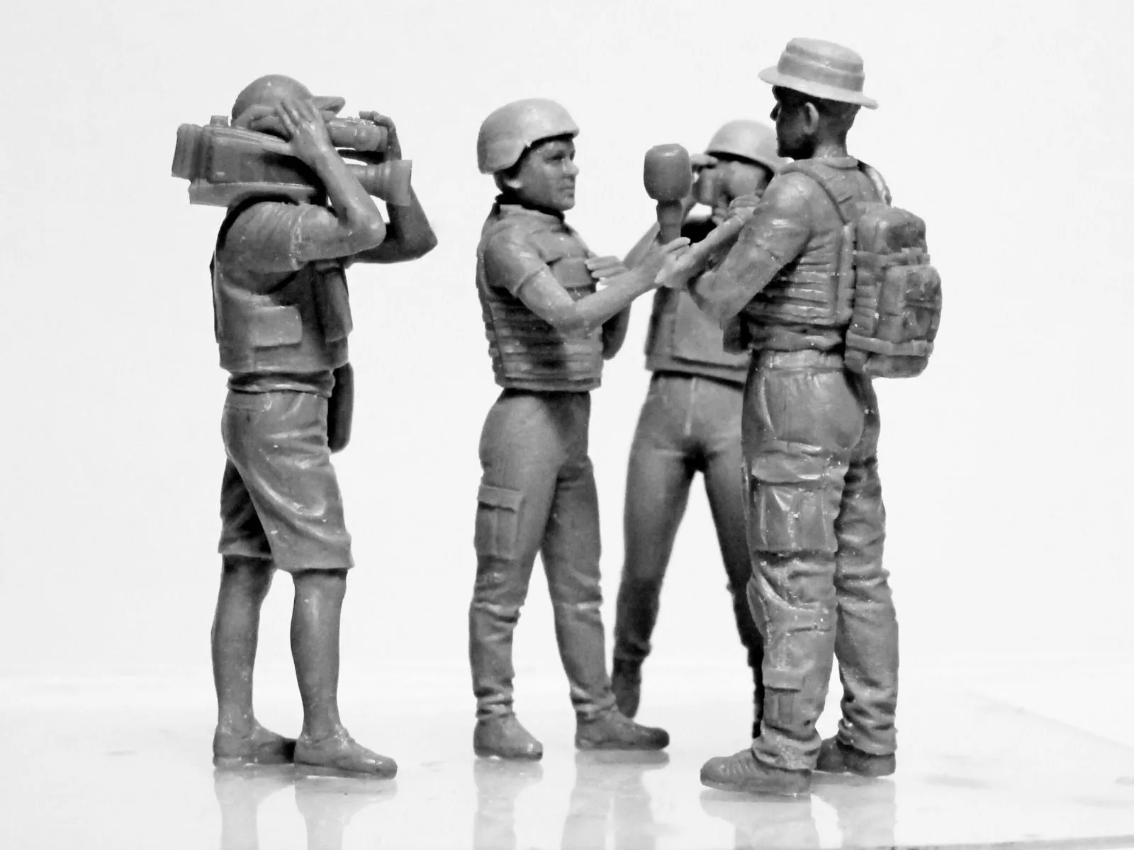 ICM 1/35 Journalists In War (4 Figures) (100% New Molds) BRAVE UKRAINE # 35751 9 ICM 1/35 Journalists In War (4 Figures) (100% New Molds) BRAVE UKRAINE # 35751 - Image 7