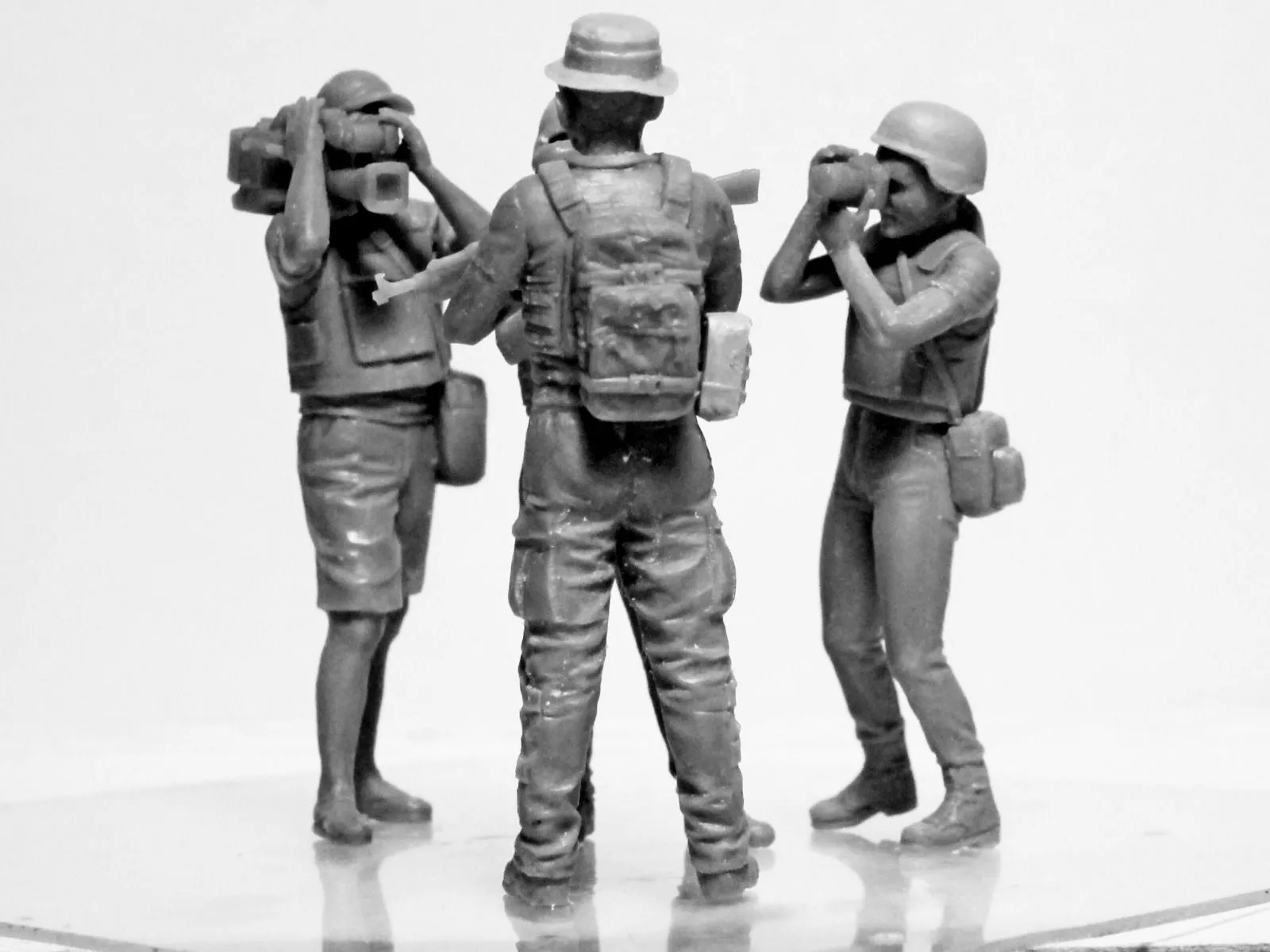 ICM 1/35 Journalists In War (4 Figures) (100% New Molds) BRAVE UKRAINE # 35751 11 ICM 1/35 Journalists In War (4 Figures) (100% New Molds) BRAVE UKRAINE # 35751 - Image 9