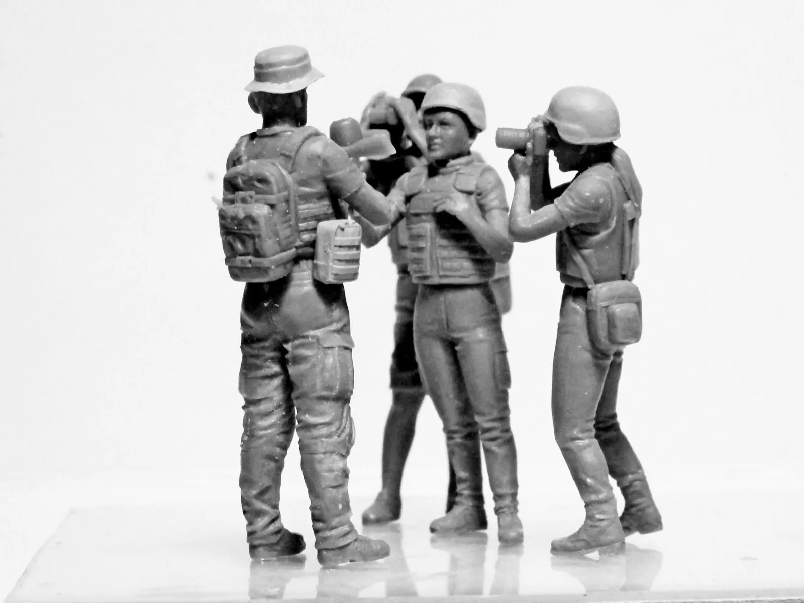 ICM 1/35 Journalists In War (4 Figures) (100% New Molds) BRAVE UKRAINE # 35751 12 ICM 1/35 Journalists In War (4 Figures) (100% New Molds) BRAVE UKRAINE # 35751 - Image 10