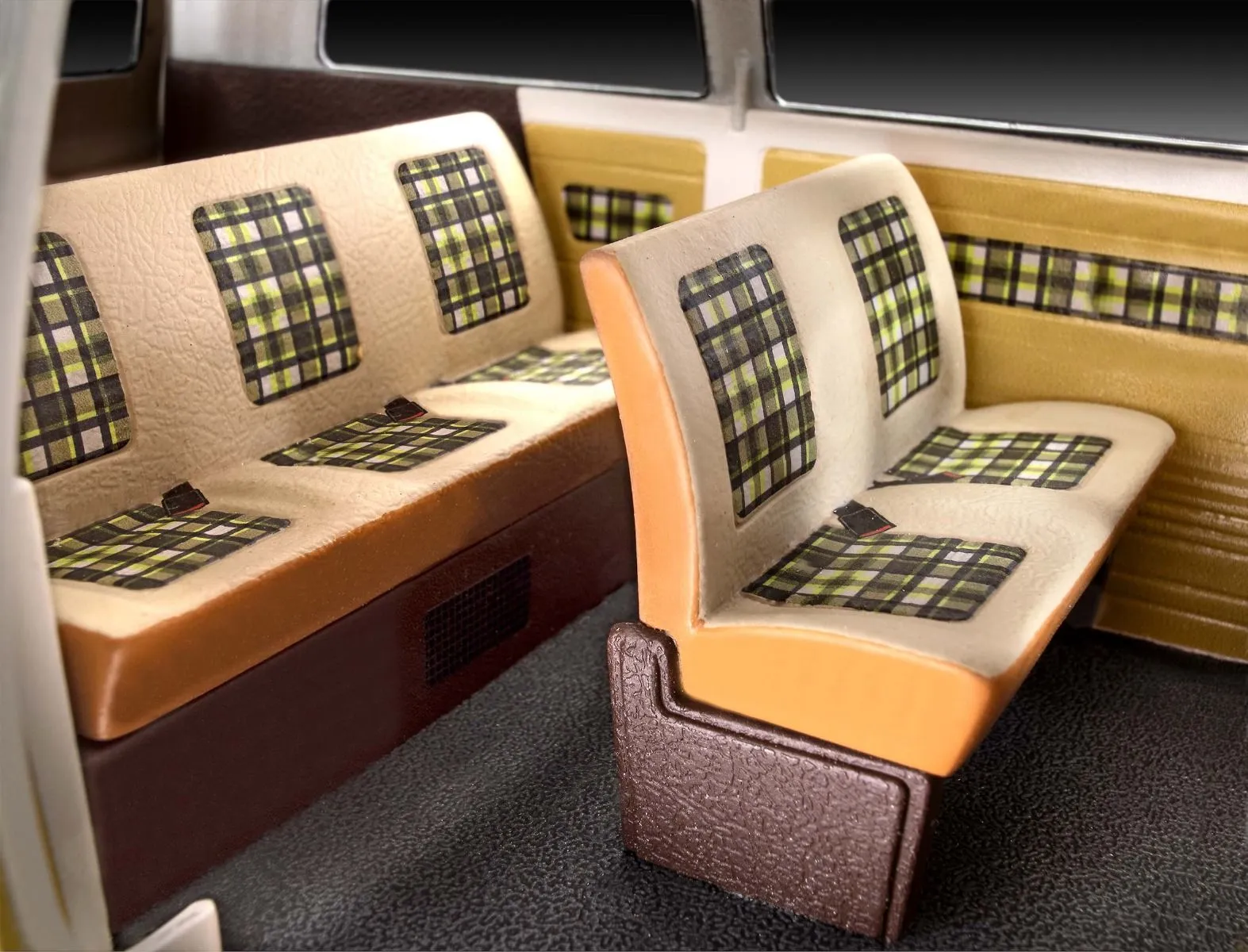 Revell 1/24 VW T3 Bus # 07706 7 Revell 1/24 VW T3 Bus # 07706 - Image 5