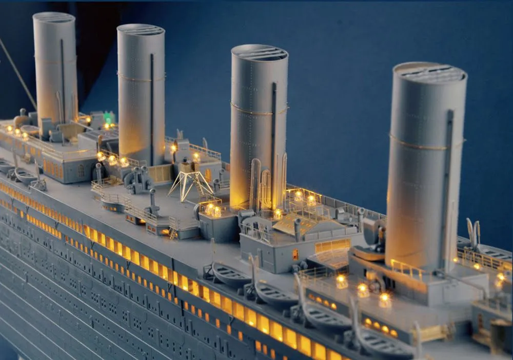 Trumpeter 1/200 R.M.S TITANIC W/ LED Light Set # 03719 12 Trumpeter 1/200 R.M.S TITANIC W/ LED Light Set # 03719 - Image 10